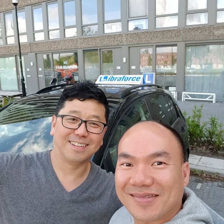Josef met een leerling bij de LibraForce-lesauto