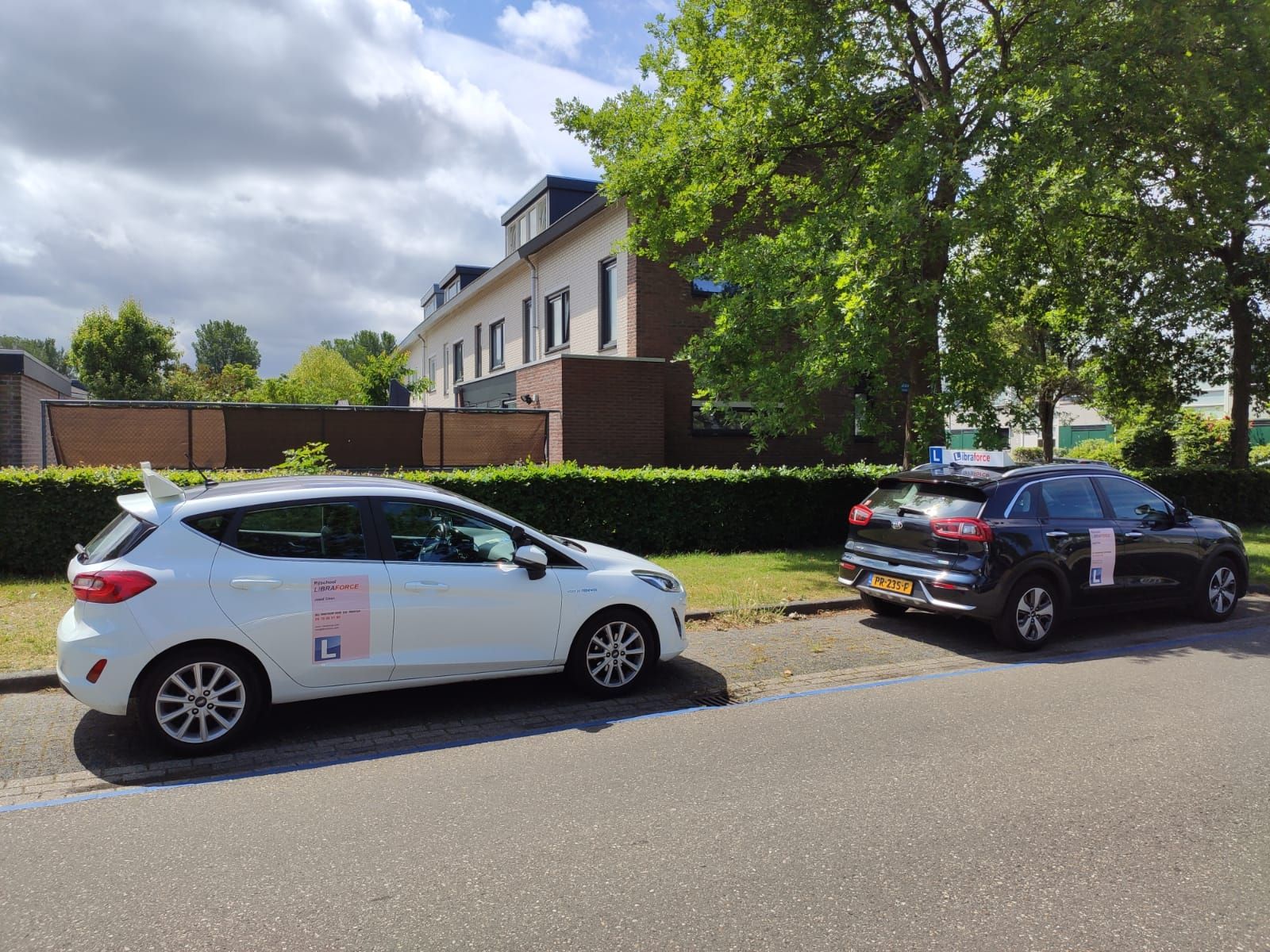 Lesauto's van LibraForce geparkeerd aan de straat